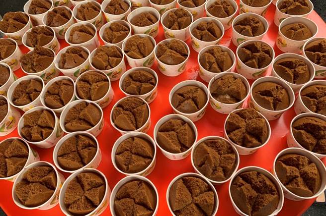 高雄市天明功德會送暖持續21年，邀集33個社福團體共襄盛舉，於年節前夕將新鮮的黑糖粿提供給長輩享用。（高雄市社會局提供／林瑞益高雄傳真）