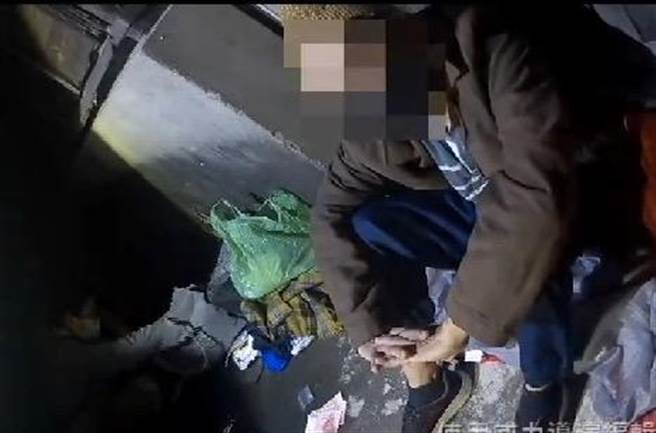 大同警分局員警在雲林逮捕涉嫌侵入議員服務處行竊的盧嫌。（圖／翻攝畫面）