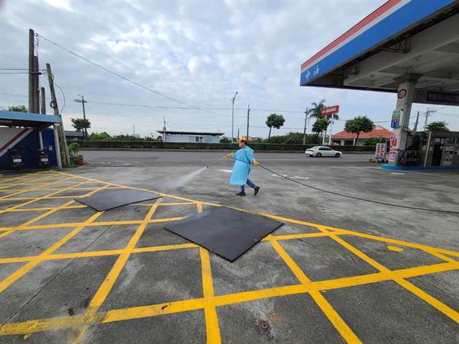 高市1確診者二度至屏東萬丹鄉訪友，足跡有飯湯店、加油站，屏縣府已完成清消作業。（屏縣府提供／謝佳潾屏東傳真）