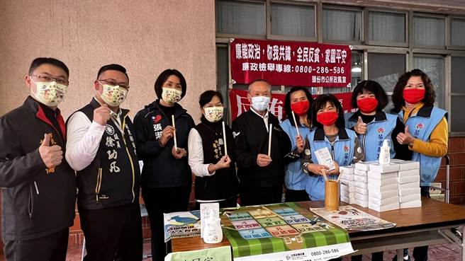头份市公所结合各界爱心23日举办寒冬送暖活动，苗栗县长徐耀昌也到场关怀民眾与工作人员。（苗栗县政府提供／李京升苗栗传真）