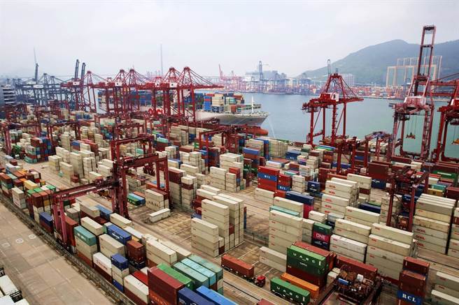 立陶宛國家廣播電視（LRT）22日以「媒體報導：立陶宛商品從中國市場中消失」為題，指出2021年12月，立陶宛對陸出口「幾乎完全崩潰」。圖為香港碼頭。（資料照／美聯社）