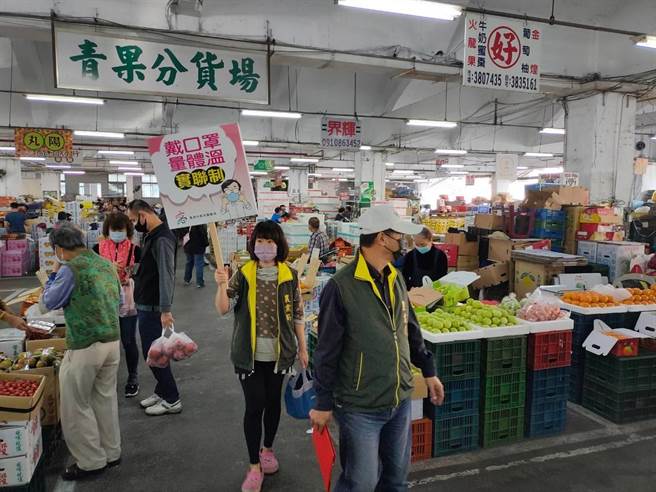 高雄市農業局人員持續到果菜批發市場做防疫宣導。（高雄市農業局提供／林瑞益高雄傳真）