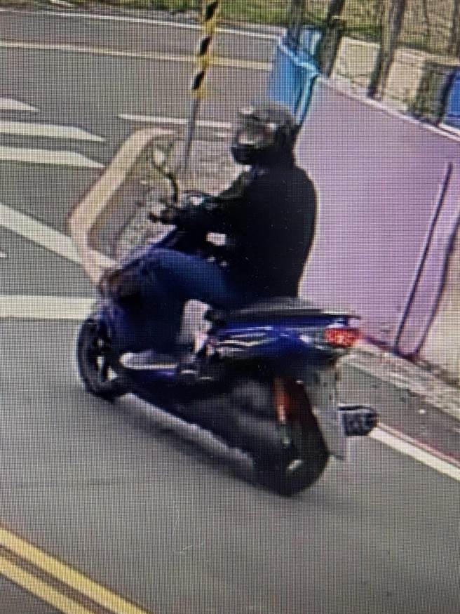 警方掌握许姓窃贼骑车找下手窃盗目标时的影像。（读者提供／程炳璋台南传真）