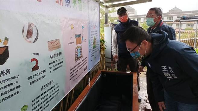 新北市議員王威元接獲里長建議後，投入建設款將3樓畸零綠地打造成結合太陽能及魚菜共生場域（戴上容攝）