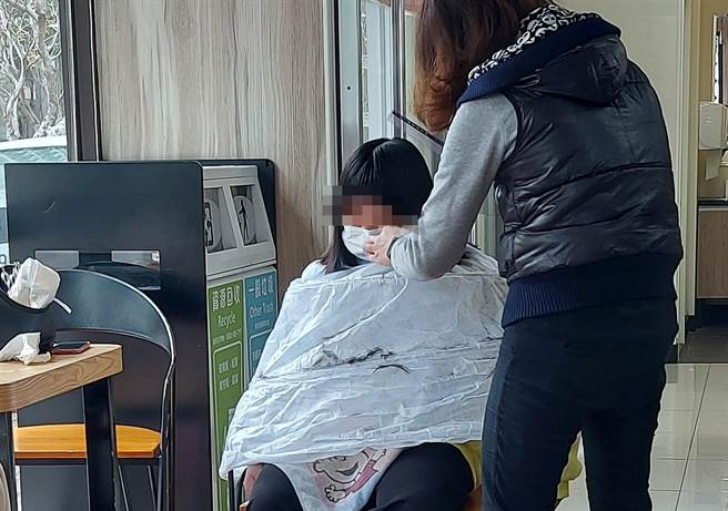 网友在超商内发现有人在座位区当场为其他人剪髮，对方还自备理髮围巾与剪刀，过程中头髮散落地上、飘在空间内，让目击网友看不下去骂「真得当自己家？」（翻摄自脸书「爆料公社」）