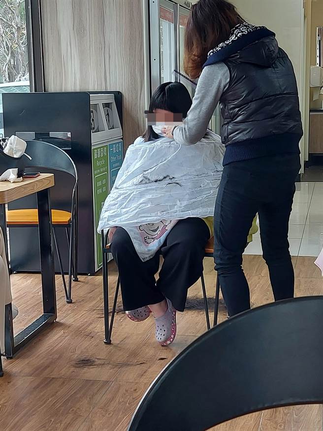 网友在超商内发现有人在座位区当场为其他人剪髮，对方还自备理髮围巾与剪刀，过程中头髮散落地上、飘在空间内，让目击网友看不下去骂「真得当自己家？」（翻摄自脸书「爆料公社」）