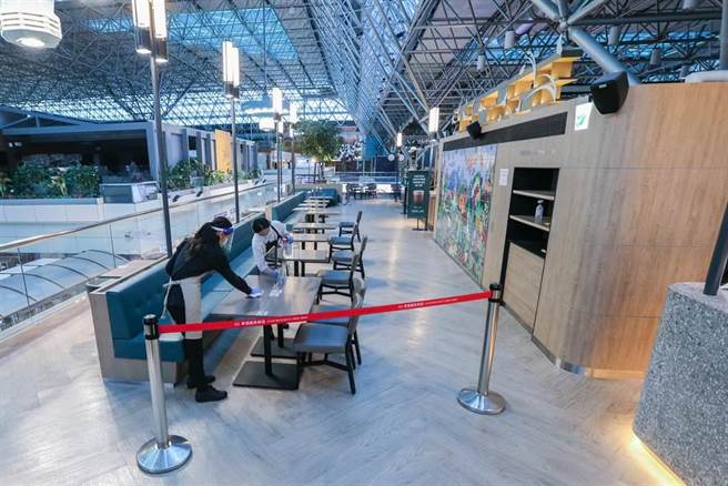 柯文哲批评，目前疫苗护照下载后，店家还要扫描一次，实在有够麻烦。图为餐厅内用状况。（本报资料照片）