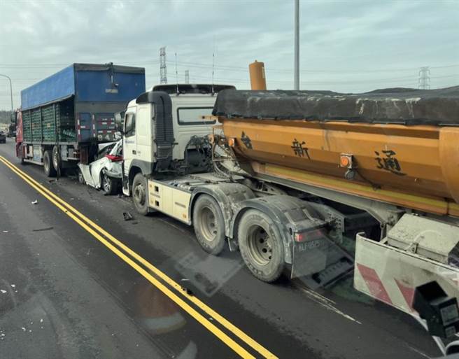 台17線發生5車連環大追撞，休旅車遭砂石車撞擊往前推擠撞上載雞蛋大貨車，被夾成肉餅。（彰化踢爆網提供／吳敏菁彰化傳真）