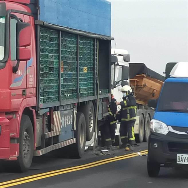 台17線發生5車連環大追撞，休旅車遭砂石車撞擊往前推擠撞上載雞蛋大貨車，被夾成肉餅。（彰化踢爆網提供／吳敏菁彰化傳真）