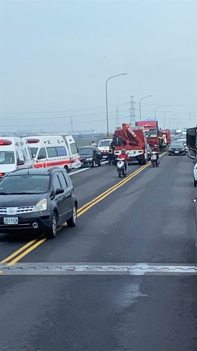 台17線發生5車連環大追撞，休旅車遭砂石車撞擊往前推擠撞上載雞蛋大貨車，被夾成肉餅。（彰化踢爆網提供／吳敏菁彰化傳真）
