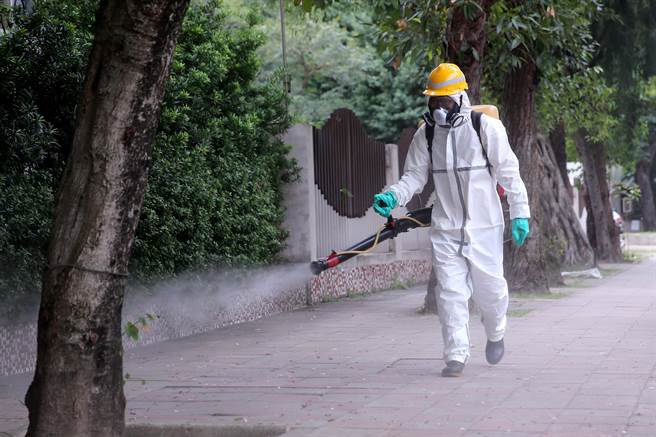 台北市23日新增4例新冠肺炎確診者，一例在北投，是桃園西堤工讀生的老師，另外三例在士林，一家三口感染源不明，台北市長柯文哲表示，散到社區去短期應付不容易。（資料照，黃世麒攝）