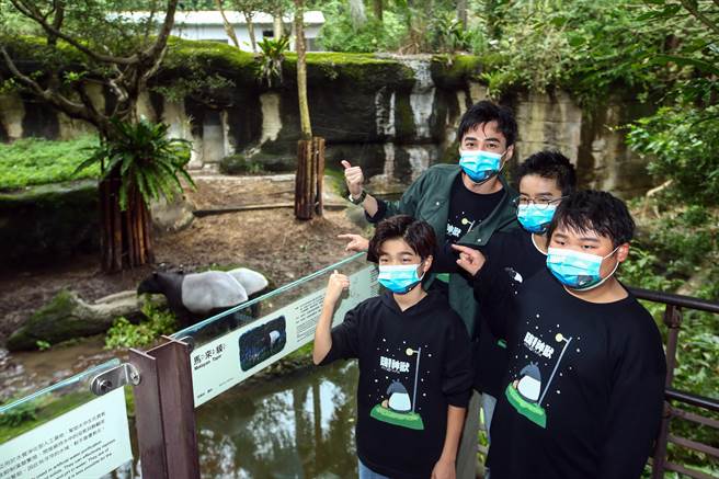 演员们在动物园亲见马来貘，并听专业饲养员解说。（邓博仁摄）