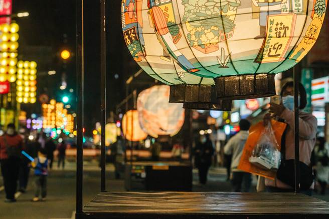 柯文哲说，现在就是按照原定计画生活。被问到台北灯节是否如期举行，柯说，会照样举办，疫情严重就限缩人数、不严重就放宽，并採线上线下整合。图为2021台北灯节「七彩八宝新世界」点灯。（资料照，郭吉铨摄）