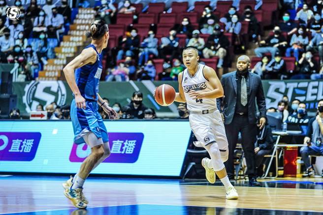 陈又玮(右)今天交出15分、8助攻、4篮板及5抄截的全能数据。(高雄钢铁人提供)