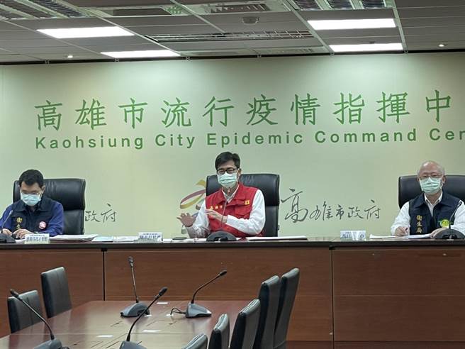高市府23日宣布新增15例本土确诊个案，均与高雄港群聚案相关，且已进入港区传播链已进入第二波传染，高市府防疫团队为了防堵疫情扩散，在港区、旗津地区扩大筛检。（本报资料照片）