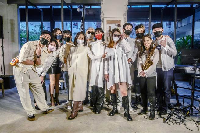 白衬衫所代表的生活态度，由JAMEI CHEN、坏特?te、现场观眾一同演绎与分享。 （图／JAMEI CHEN提供）