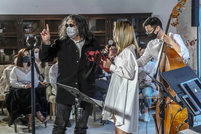  JAMEI CHEN艺术总监郭英声为感谢坏特?te献唱，现场回赠近期出版的摄影新作《私风景》 （图／JAMEI CHEN提供）