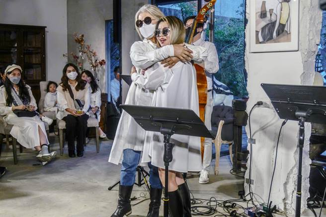 一件白衬衫舒服的剪裁、适当的触感，哪怕只是领子上的堆迭搭配、钮扣的安排，在在表现出讲究的生活美学。左为设计师陈季敏、右为坏特?te。 （图／JAMEI CHEN提供）