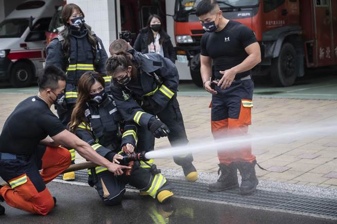 Fubon Angels穎兒（中）挑戰射水和滅火器滅火，成功完成一日消防員體驗任務。（浪LIVE提供）