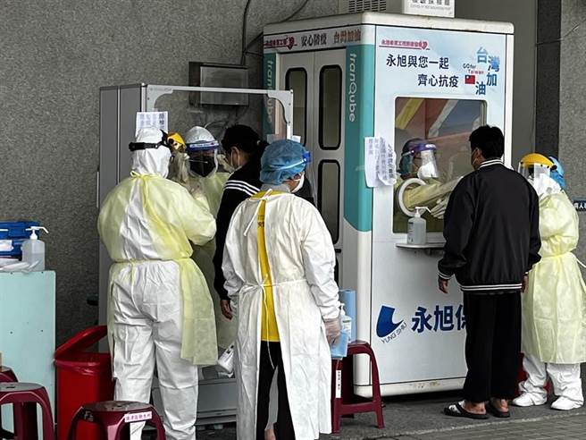 高市旗津医院在院区外设快筛站，替旗津居民进行普筛。（本报资料照）

