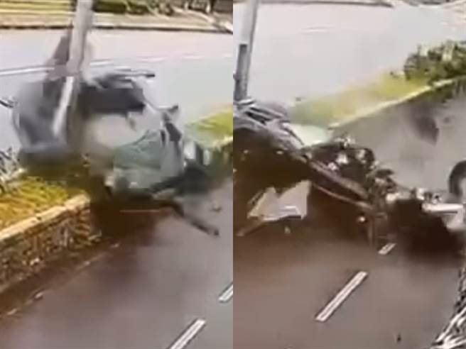 跑车遭电线杆「撞成两截」，后半部车身几乎粉碎，车身前半部竟没有重大损伤，连正副驾驶都好好地待在车内，警方处理时，2名男子甚至在车内滑起手机。（翻摄自脸书「重机车友❘各区路况、天气回报中心」）