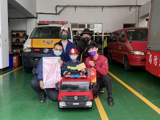 小男童与当年救他的队员开心合影。(消防局提供／吕筱蝉桃园传真)