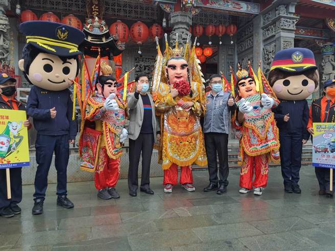 桃园大溪警分局结合社头文化宣导勿酒驾及犯罪预防。(警方提供／吕筱蝉桃园传真)