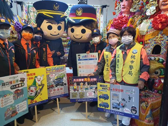 桃园大溪警分局结合社头文化宣导勿酒驾及犯罪预防。(警方提供／吕筱蝉桃园传真)