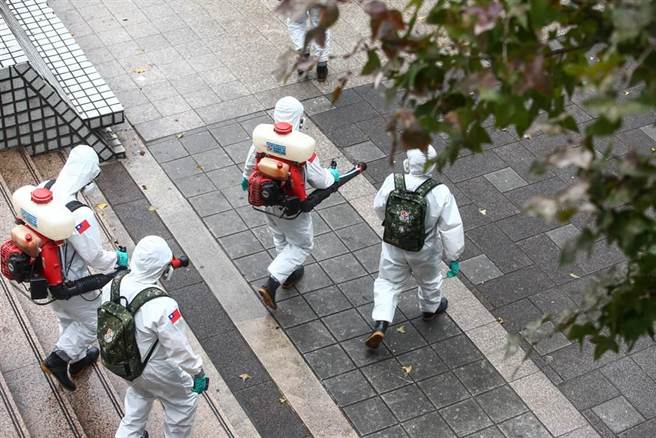 国际新冠疫情延烧，其中桃园中坜西堤移工染疫已累计100人确诊，图为化学兵消毒画面。（本报系资料照）