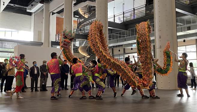 国美馆「福虎生丰－迎新艺起来」活动，安排舞龙、管乐团演奏及虎年年画特展等活动带来浓浓的年味。（陈淑芬摄）
