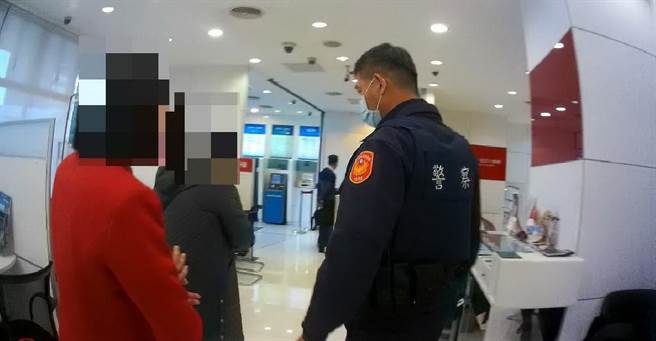 刘姓女子急匯海外帐户帮助网路男友，警方及行员发现可疑联手阻诈骗。（警方提供／陈淑芬台中传真）