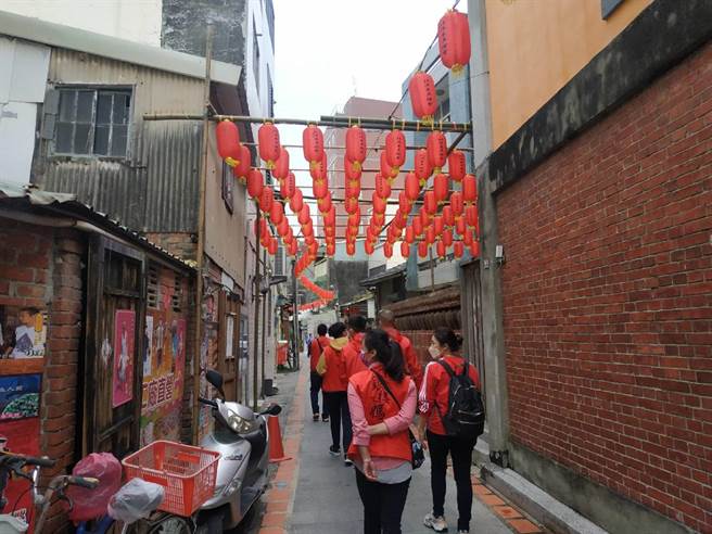 雲林縣北港鎮「巷弄燈會」照常舉行，呼籲民眾保持安全距離。（張朝欣攝）