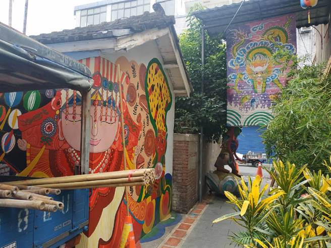 雲林縣北港鎮「巷弄燈會」照常舉行，呼籲民眾保持安全距離。（張朝欣攝）