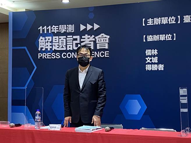 升学专家刘骏豪进行大学申请入学的落点分析。（林志成摄）