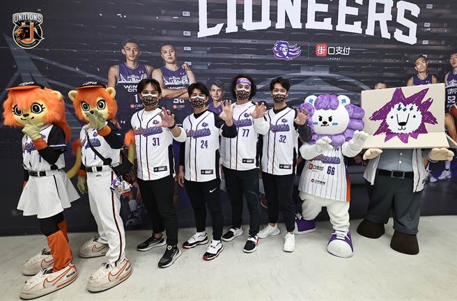 统一狮队球星林岱安（左起）、陈杰宪、林安可、苏智杰来到新竹攻城师主场。（统一狮提供）