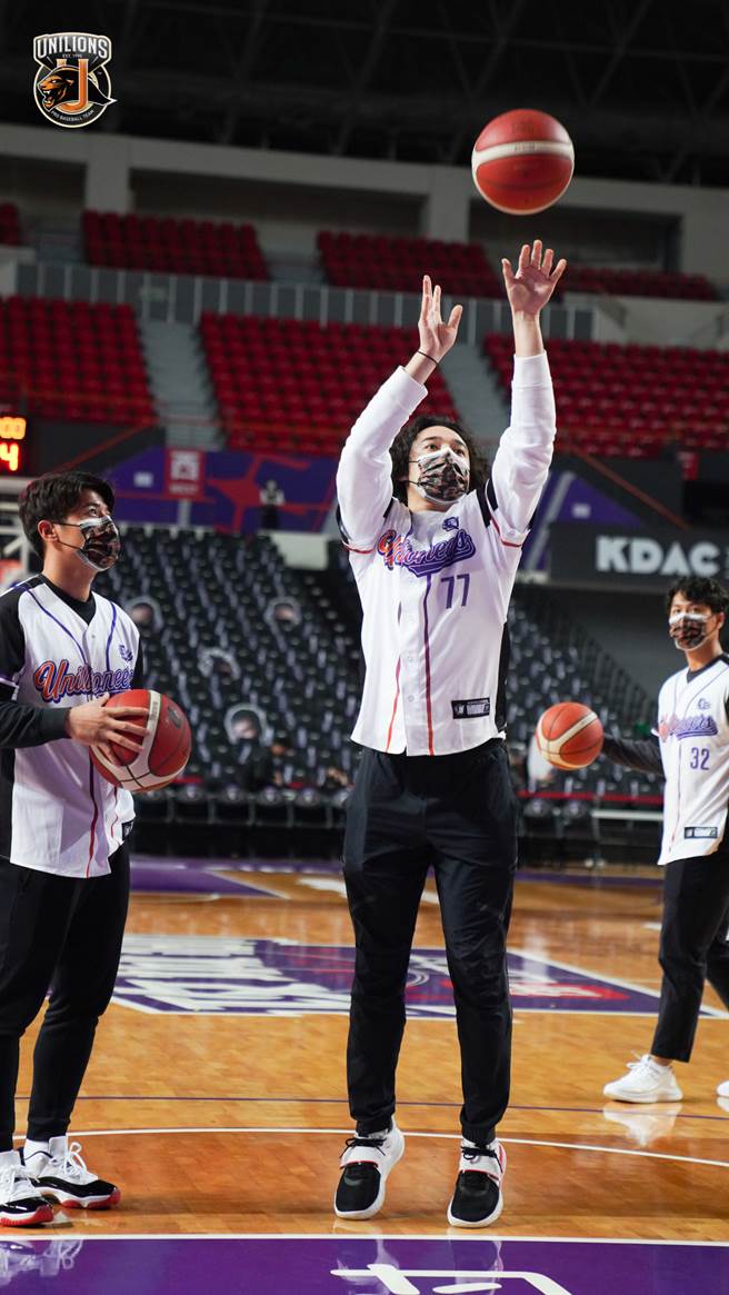 统一狮队林安可（中）赛前练习投篮。（统一狮提供）