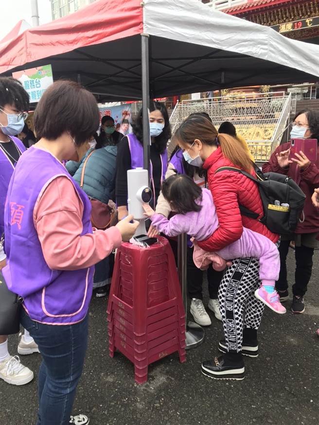 民眾23日參加嘉市府社會處結合國際崇她社的新住民社區共融活動，遵守防疫規定。（嘉義市政府提供／張亦惠嘉市傳真）