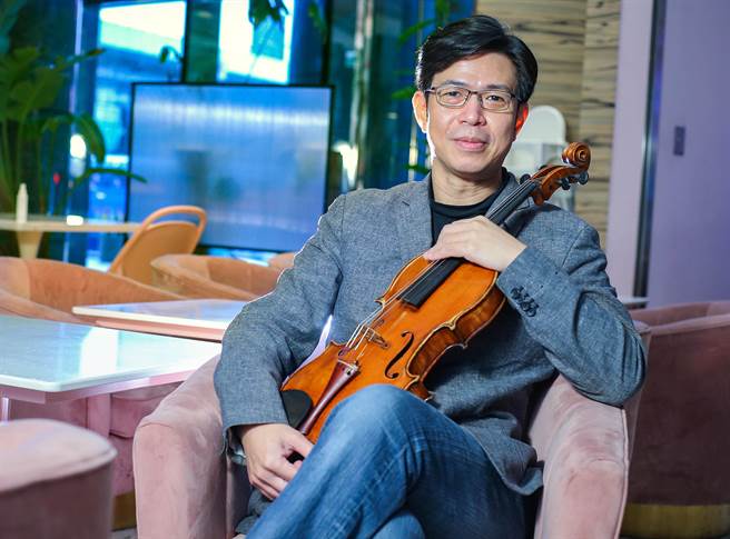  中提琴家李捷琦表示，演奏道路上有了家人、良師，還要有益友。（粘耿豪攝）