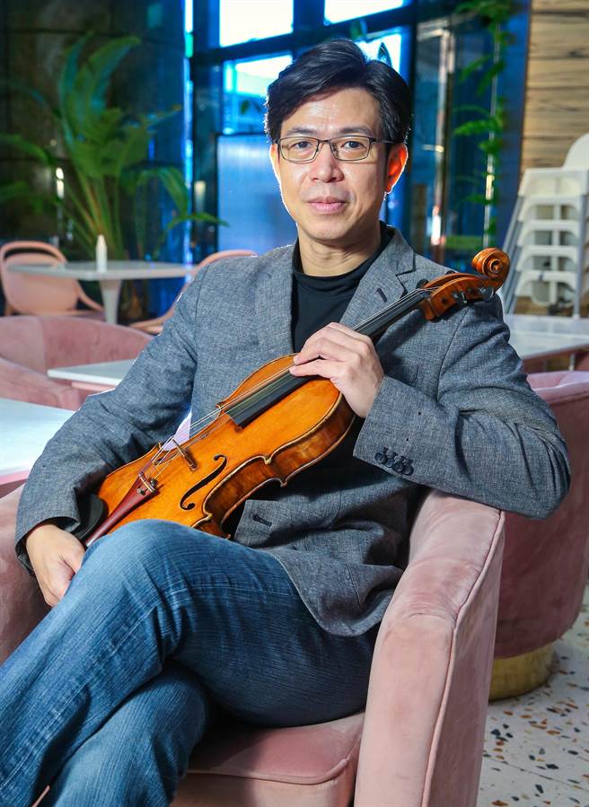 活躍於國際樂壇的中提琴家李捷琦，在音樂專業之外，他也喜歡打高爾夫球，他表示，在高爾夫球場上，選手主要不是和別人競爭，而是和自己賽跑。（粘耿豪攝）