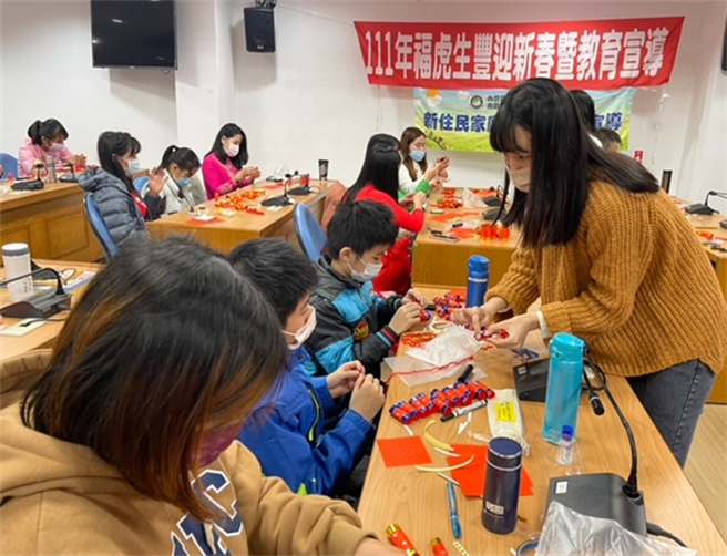 迎接虎虎生丰新年来到，移民署金门县服务站与金门县政府新住民家庭服务中心合办折纸课程。（移民署提供）