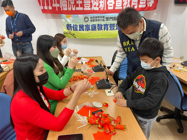 新住民朋友利用春联纸折出喜气洋洋的财神爷，以及应景又环保的纸鞭炮挂饰。（移民署提供）