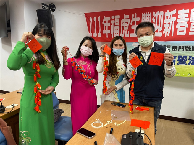 新住民朋友利用春联纸折出喜气洋洋的财神爷，以及应景又环保的纸鞭炮挂饰。（移民署提供）