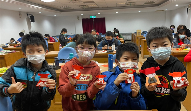 小朋友开心展示自己手作的成果。（移民署提供）