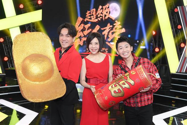 《超级红人榜》主持人于美人（中）、蔡昌宪（右）、许志豪准备开心过个好年。（三立提供）