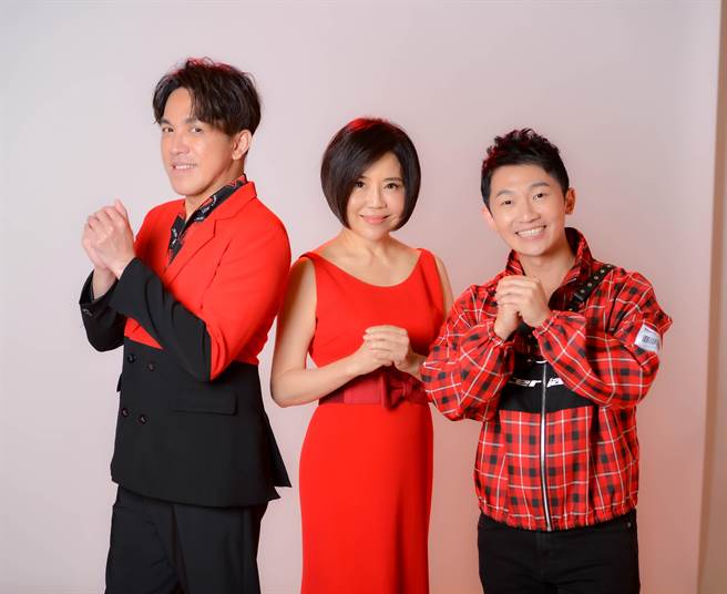 《超级红人榜》主持人于美人（中）、蔡昌宪（右）、许志豪准备开心过个好年。（三立提供）