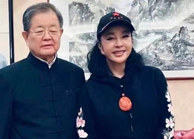 刘晓庆与80岁富豪老公王晓玉同框照罕见曝光。（图／截取自陆网）