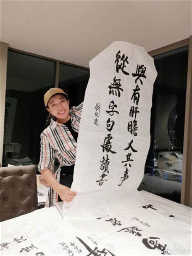 刘晓庆不仅衣着打扮酷似年轻人，而且保养得当皮肤依旧紧致。（图／截取自刘晓庆微博）