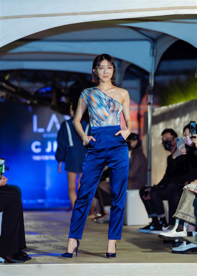 演员特蕾沙穿上C JEAN服装现身走秀。（LAX提供）