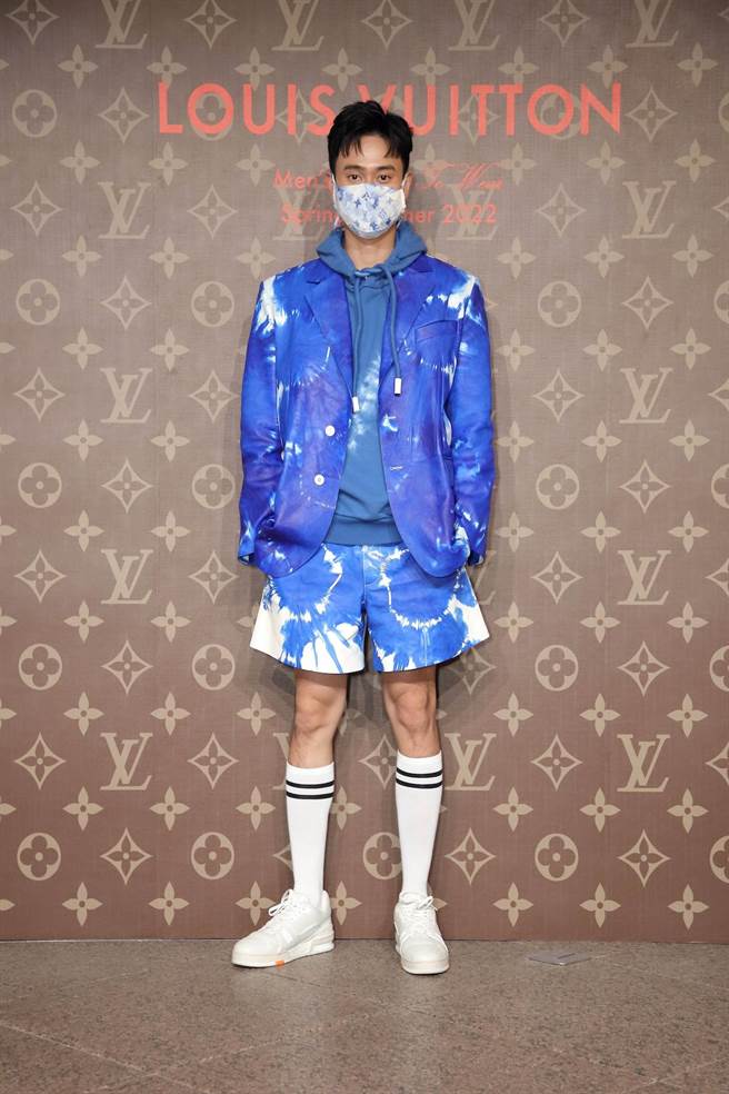 劉冠廷穿上短褲，笑說好像回到小時候。（Louis Vuitton提供）