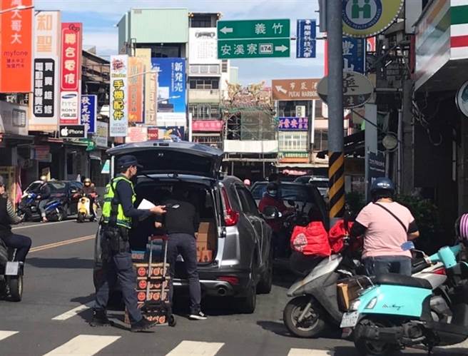 警方盼有意营业摊贩或游客勿心存侥幸，以免触法。（读者提供／张毓翎台南传真）